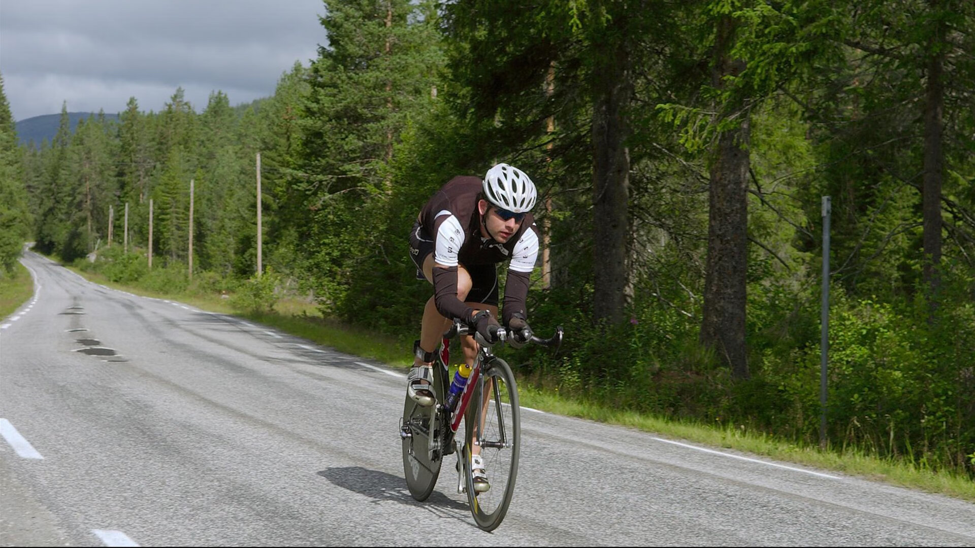 利拉德冷血三分撕裂防线，森林狼铁血防守围猎雄鹿